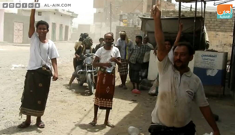 سكان بمدنية  التحيتا جنوب الحديدة يرفعون شعار النصر بعد التحرير