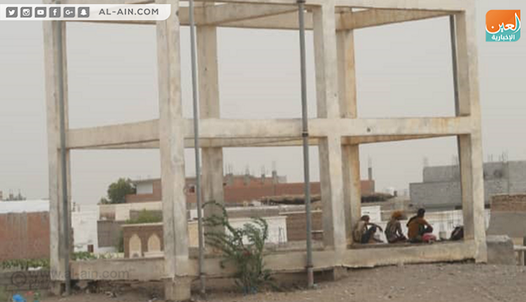 مبان مدمرة من قذائف الحوثي في شوارع  التحيتا جنوب الحديدة