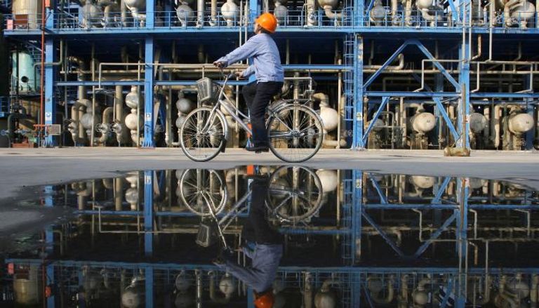 مهندس يتفقد أنابيب النفط التابعة للشركة الوطنية الصينية للبترول