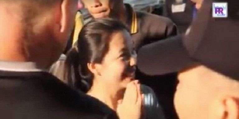 استقبال آباء فتية الكهف للغواصين مدخل الكهف أثناء عملية الإنقاذ