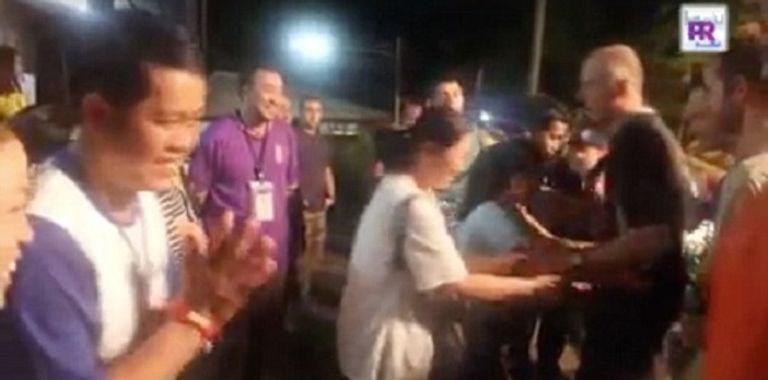 استقبال آباء فتية الكهف للغواصين مدخل الكهف أثناء عملية الإنقاذ