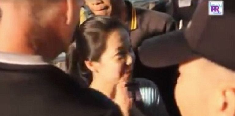 استقبال آباء فتية الكهف للغواصين مدخل الكهف أثناء عملية الإنقاذ