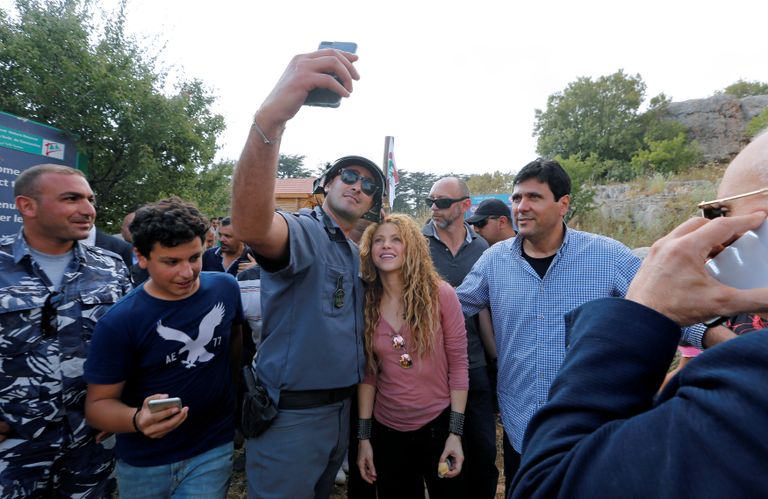 شاكيرا تبكي تأثرا خلال زيارتها لبنان