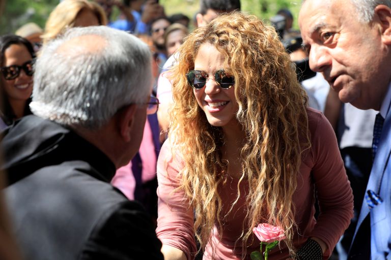 شاكيرا تبكي تأثرا خلال زيارتها لبنان