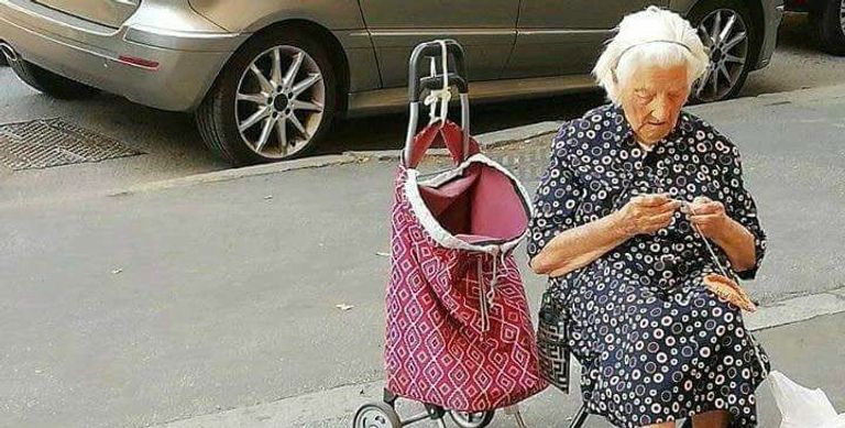 السيدة أنجيلا تحيك الكروشيه بالشارع