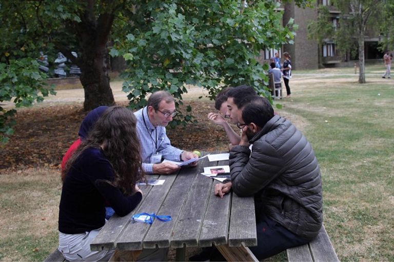 جلسة حوارية بين شباب المنتدي شباب المنتدى خلال إحدى المحاضرات