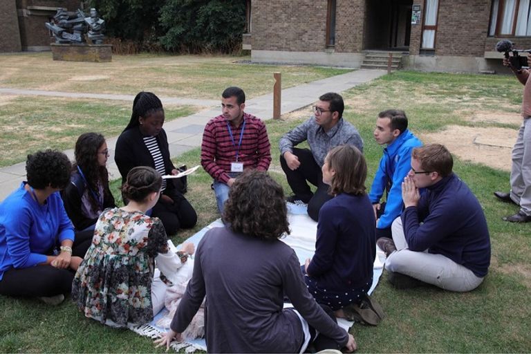 جلسة حوارية بين شباب المنتدي شباب المنتدى خلال إحدى المحاضرات