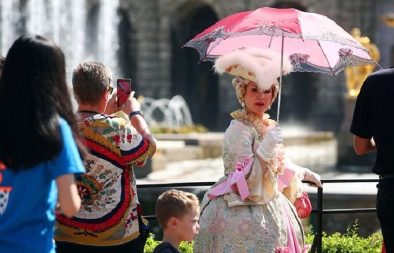 سياح أمام القصر الملكي الذي بناه بطرس الأكبر في بطرسبرج - رويترز