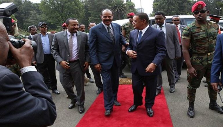 الرئيس الإريتري يتوسط الرئيس الإثيوبي ورئيس وزرائه بالقصر الرئاسي