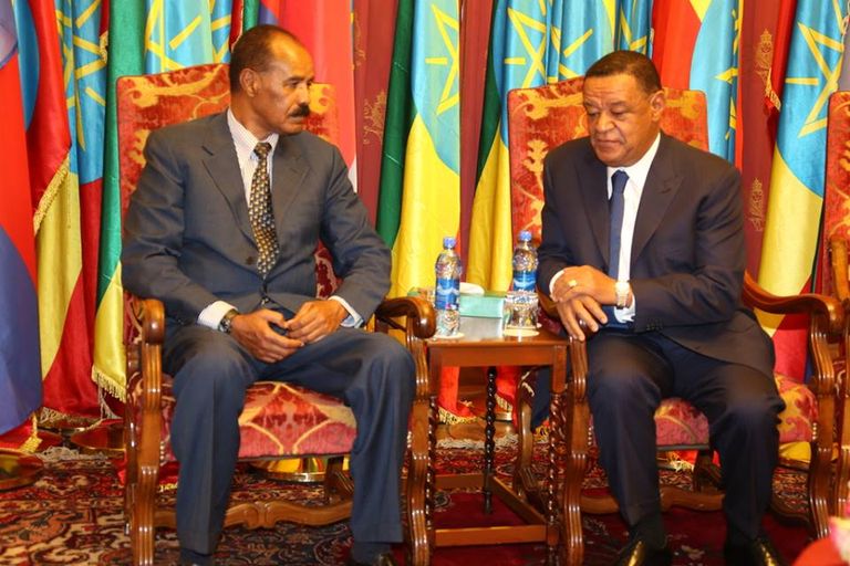 الرئيس الإريتري يتوسط الرئيس الإثيوبي ورئيس وزرائه بالقصر الرئاسي