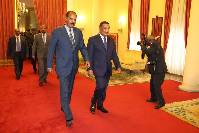 الرئيس الإريتري يتوسط الرئيس الإثيوبي ورئيس وزرائه بالقصر الرئاسي