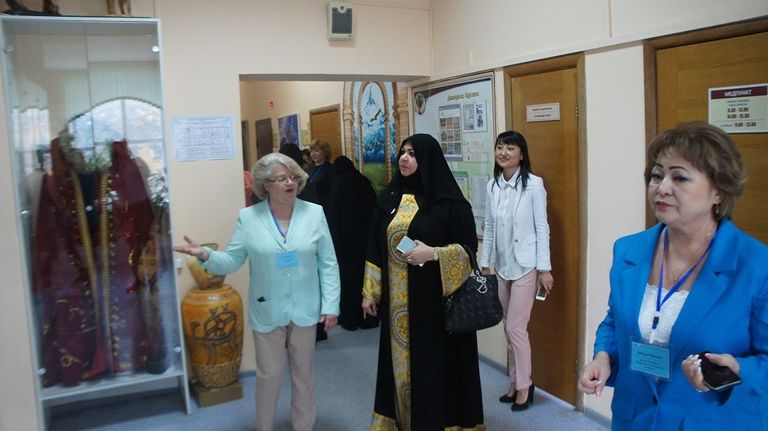 تعاون بين منى المنصوري وكليتي الإدارة والأعمال والتأهيل في كازاخستان