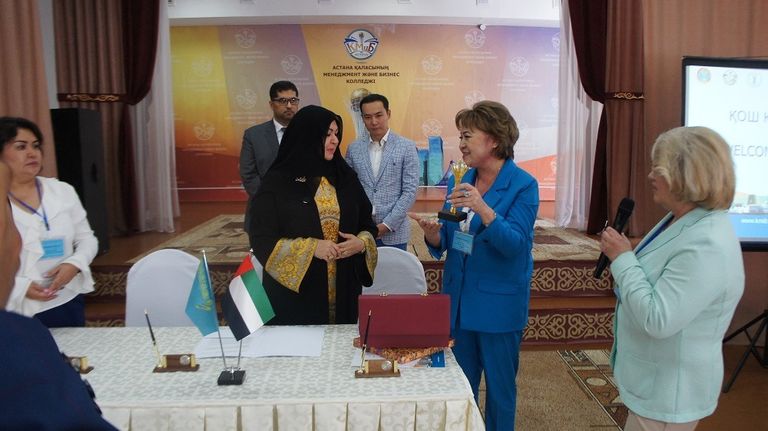 تعاون بين منى المنصوري وكليتي الإدارة والأعمال والتأهيل في كازاخستان