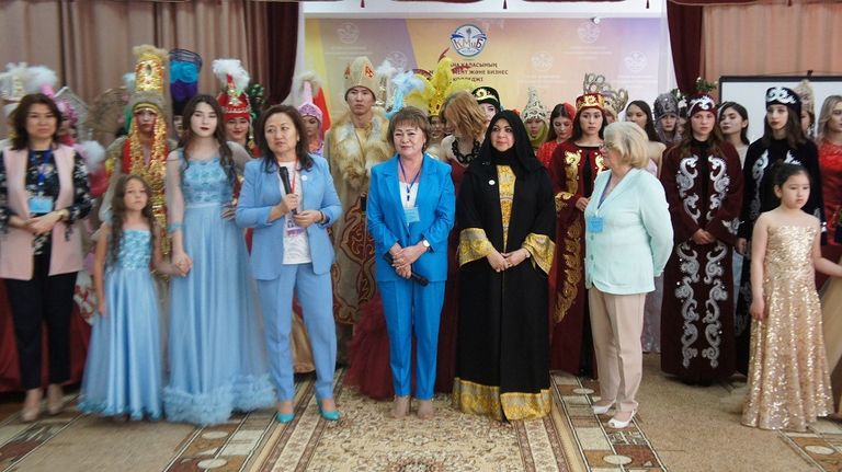 تعاون بين منى المنصوري وكليتي الإدارة والأعمال والتأهيل في كازاخستان