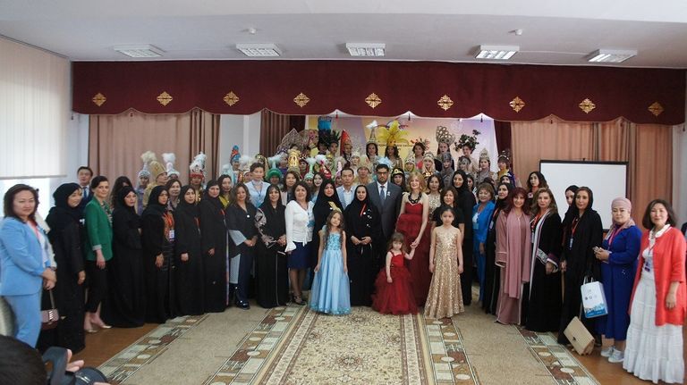 تعاون بين منى المنصوري وكليتي الإدارة والأعمال والتأهيل في كازاخستان