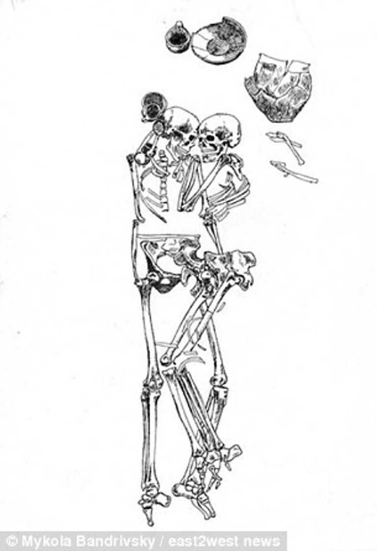 قبر في أوكرانيا لرجل وامرأة دفنا متعانقين