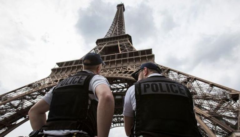 عناصر من الشرطة الفرنسية بجوار برج إيفل بالعاصمة باريس