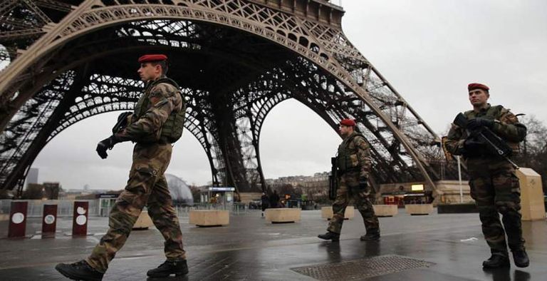 عناصر من الشرطة الفرنسية بجوار برج إيفل بالعاصمة باريس