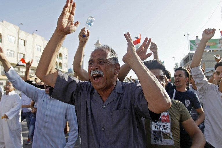 جانـب من المظاهرات الشعبية في العراق- (أ ف ب) رئيس الوزراء العراقي حيدر العبادي