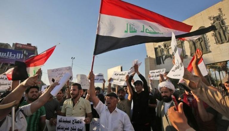 جانب من المظاهرات الشعبية في العراق- (أ ف ب) رئيس الوزراء العراقي حيدر العبادي