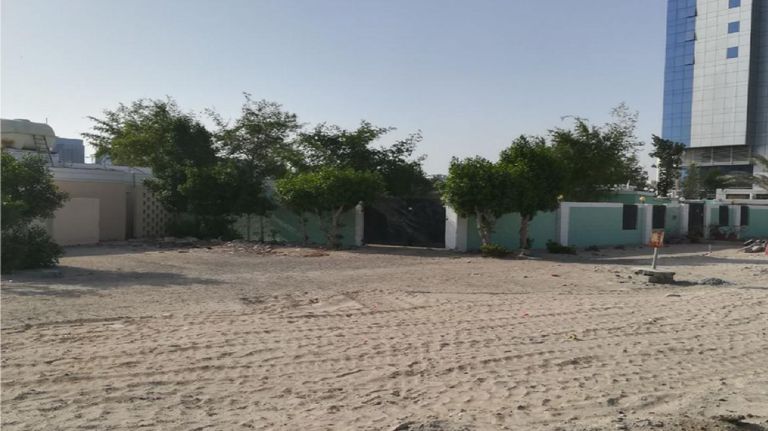 بلدية أبوظبي تزيل 44 مبنى مهجورا حفاظاً على سلامة السكان