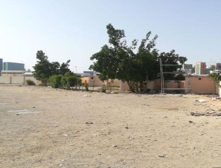 بلدية أبوظبي تزيل 44 مبنى مهجورا حفاظاً على سلامة السكان