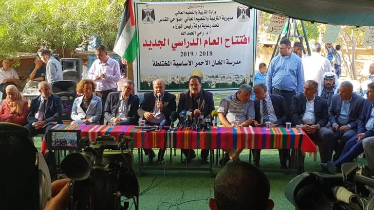 طلاب الخان الأحمر يؤدون النشيد الوطني الفلسطيني