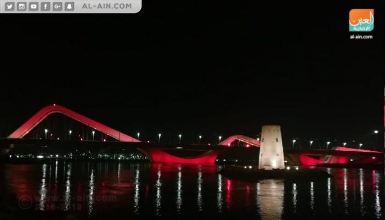 جسر الشيخ زايد يضاء بألوان العلم الصيني