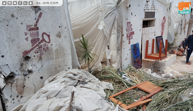 لوحات معروضة على أنقاض القرية التراثية