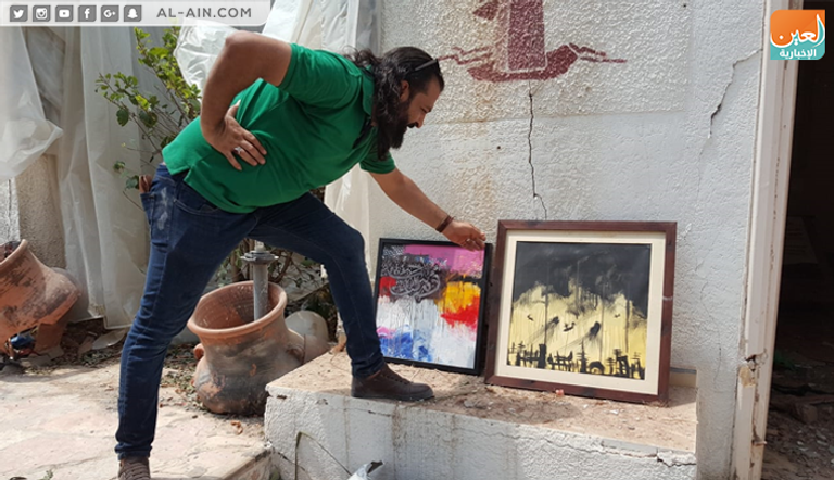 لوحات معروضة على أنقاض القرية التراثية