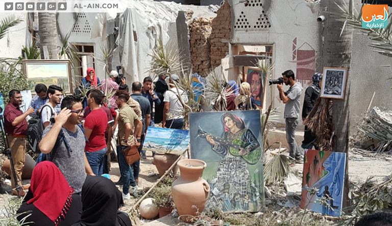 لوحات معروضة على أنقاض القرية التراثية