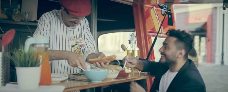 المطرب المصري تامر حسني في مشهد من الأغنية