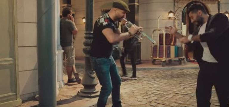 المطرب المصري تامر حسني في مشهد من الأغنية