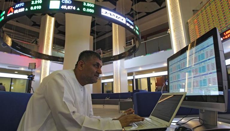 مستثمر يتابع التداول في بورصة دبي 