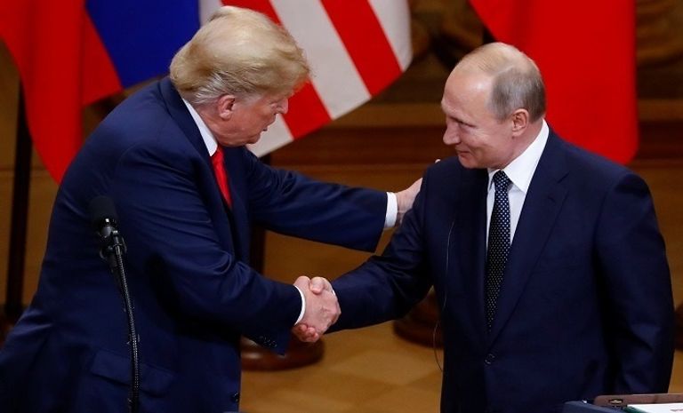 الرئيس الأمريكي يصافح الرئيس الروسي في ختام المؤتمر المؤتمر الصحفي للرئيس الأمريكي ترامب ونظيره الروسي فلاديمير بوتين