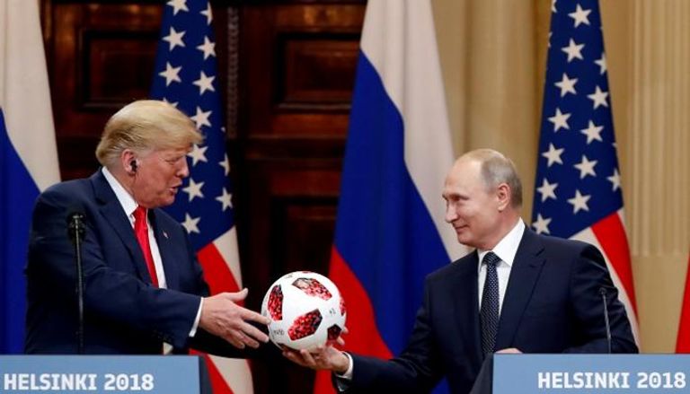 الرئيس بوتين يهدى كرة كأس العالم لترامب - رويترز