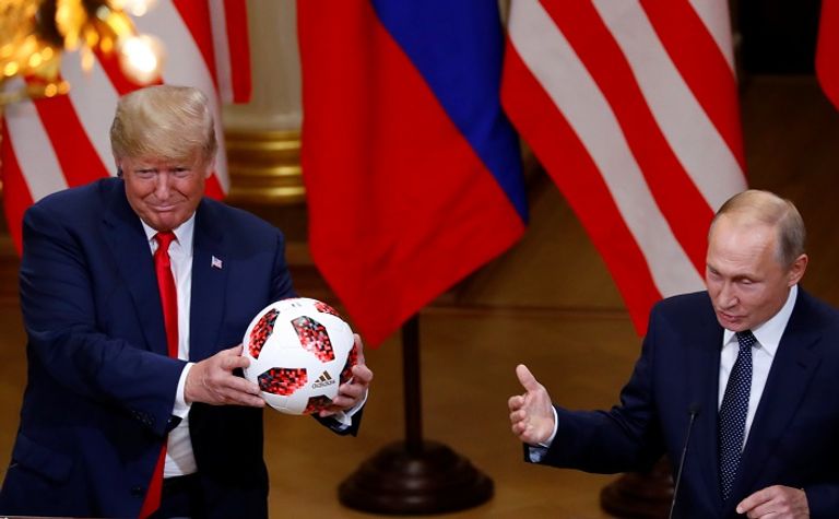 الرئيس بوتين يهدى كرة كأس العالم لترامب - رويترز