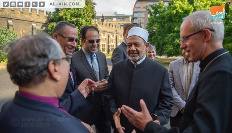 الإمام الأكبر يتوسط رئيس الأساقفة والأمين العام لمجلس حكماء المسلمين