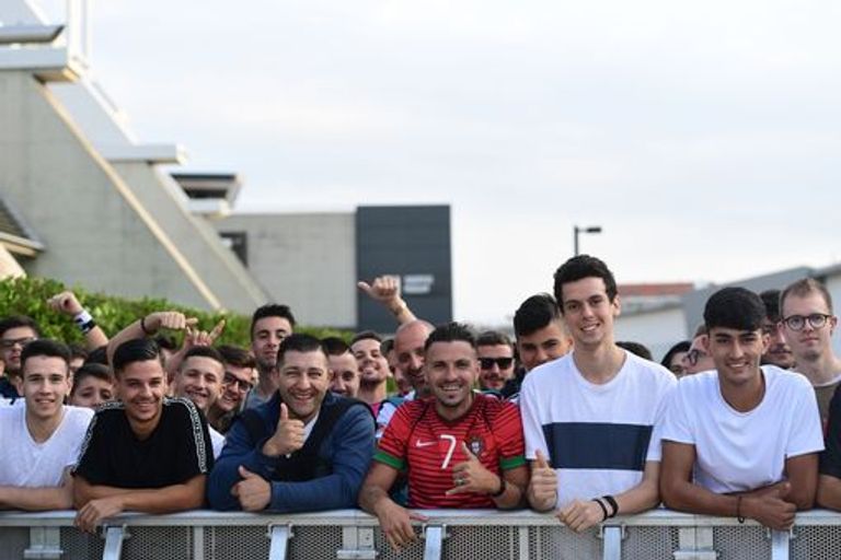 جماهير اليوفي في انتظار الدون لافتة تحمل صورة كريستيانو من مشجع لليوفي