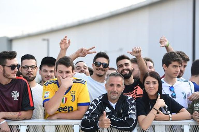 جماهير اليوفي في انتظار الدون لافتة تحمل صورة كريستيانو من مشجع لليوفي