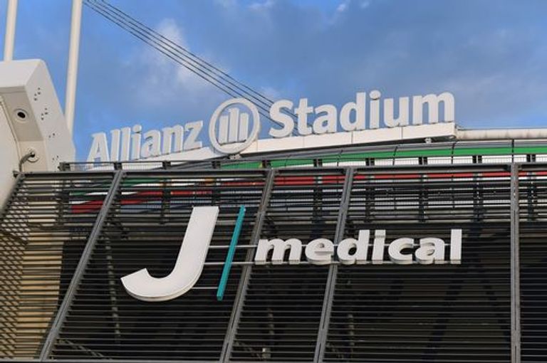 مقر اليوفي لافتة تحمل صورة كريستيانو من مشجع لليوفي