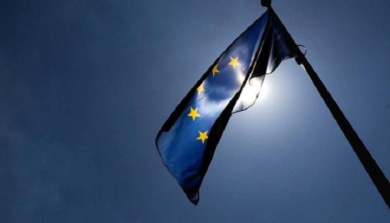 علم الاتحاد الأوروبي خارج مقر مفوضية الاتحاد الأوروبي في بروكسل