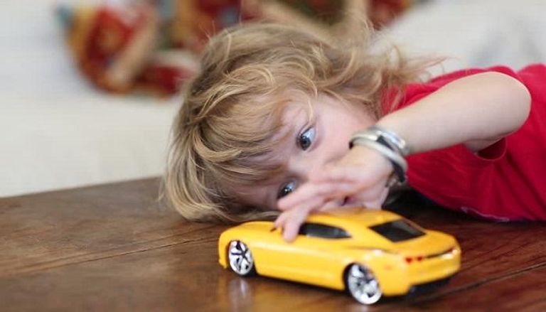 اللعب بالسيارات ينمي قدرات الطفل