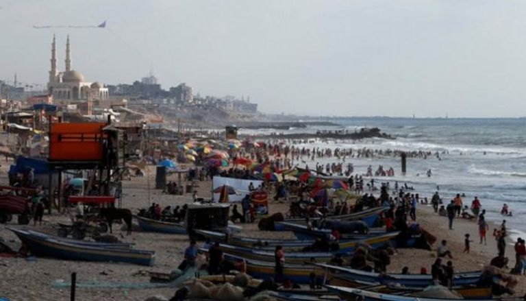 "الشواطئ الملوثة" ملاذ أهالي غزة لمواجهة حر الصيف وانقطاع الكهرباء