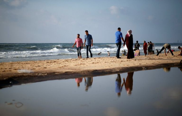 "الشواطئ الملوثة" ملاذ أهالي غزة لمواجهة حر الصيف وانقطاع الكهرباء