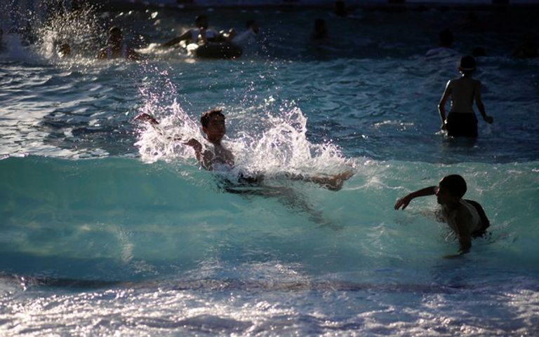 "الشواطئ الملوثة" ملاذ أهالي غزة لمواجهة حر الصيف وانقطاع الكهرباء