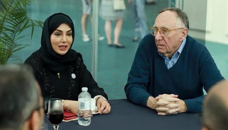 الدكتورة روضة سعيد السعدي إلى جوار جاك دنجرموند منصة هيئة الأنظمة والخدمات الذكية في