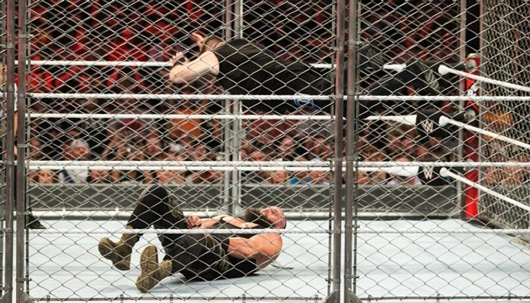 كيفين أوينز يوجه ركلة قوية إلى رأس برون سترومان