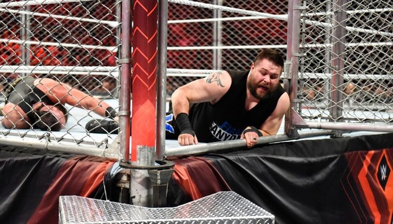 كيفين أوينز يوجه ركلة قوية إلى رأس برون سترومان