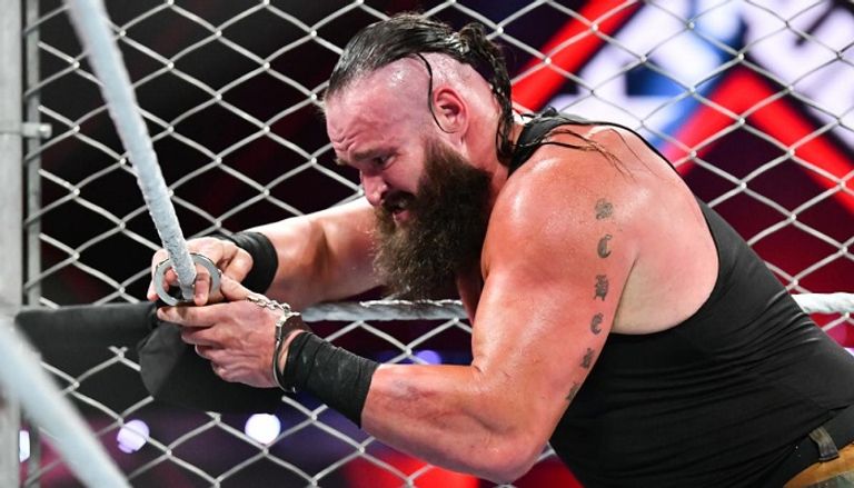 كيفين أوينز يوجه ركلة قوية إلى رأس برون سترومان